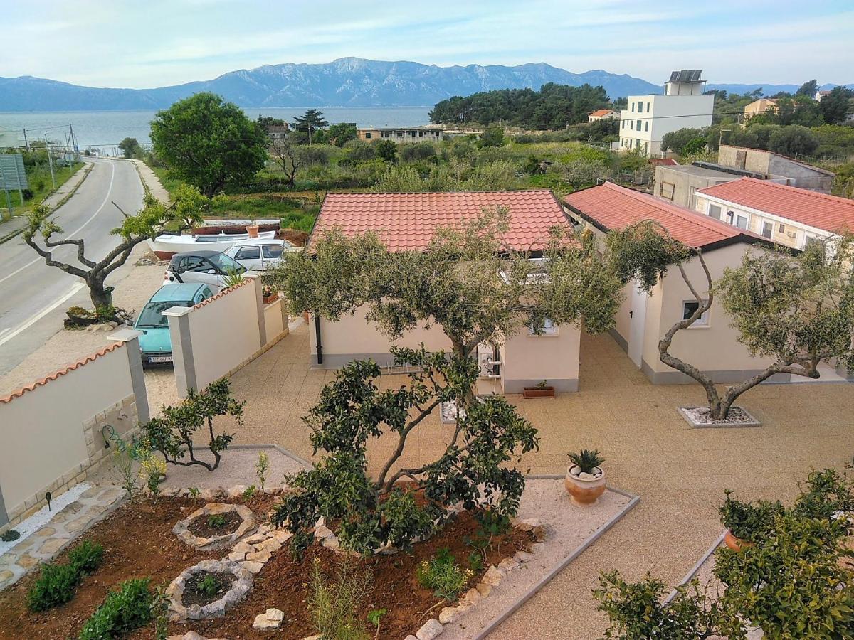 Manora Sucuraj 2 Bedroom Apartment Екстериор снимка