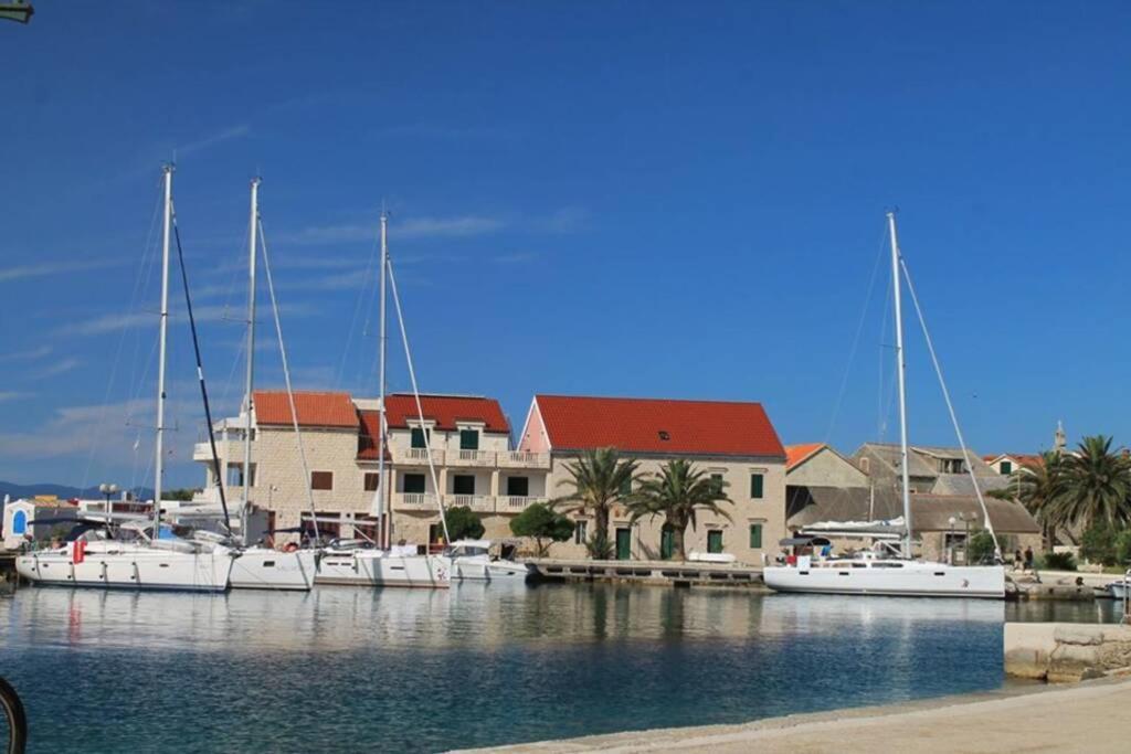 Manora Sucuraj 2 Bedroom Apartment Екстериор снимка